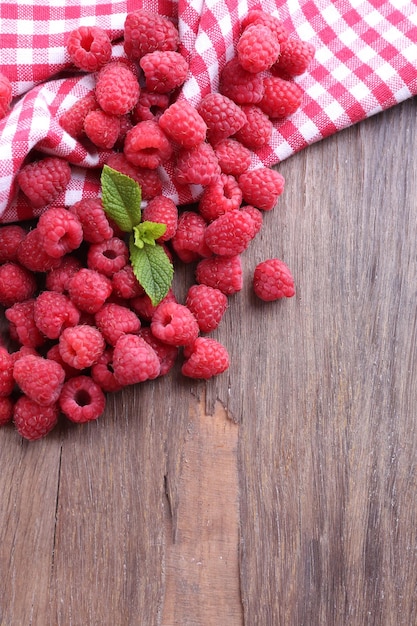 Reife süße Himbeeren auf Tischnahaufnahme