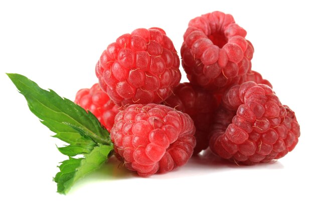 Reife süße Himbeeren, isoliert auf Weiß