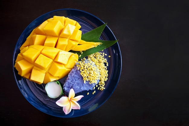 Reife süße Mango mit Klebreis, traditionelles thailändisches Dessert