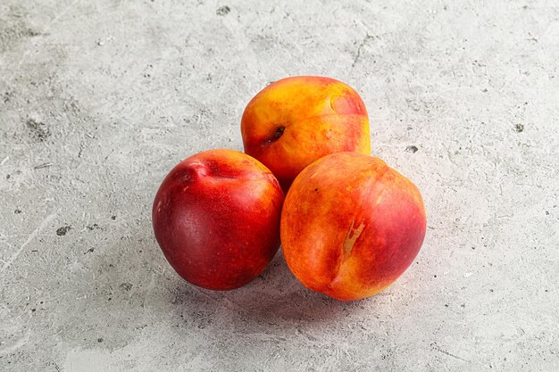 Foto reife süße saftige frische rote nektarinenhaufen