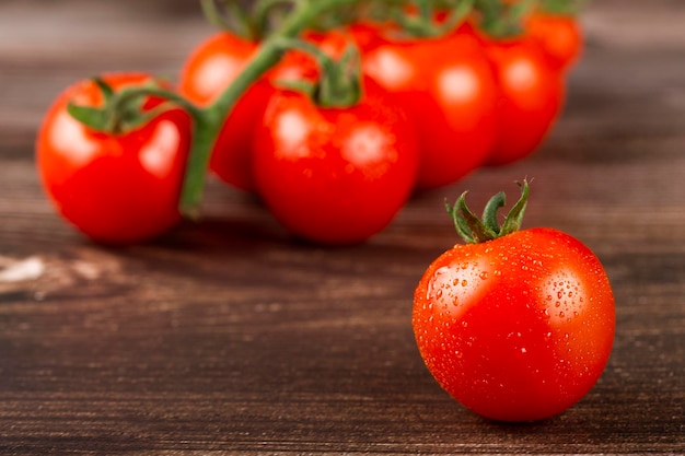 Reife Tomaten auf dem Holztisch