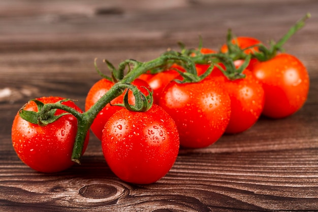 Reife Tomaten auf dem Holztisch