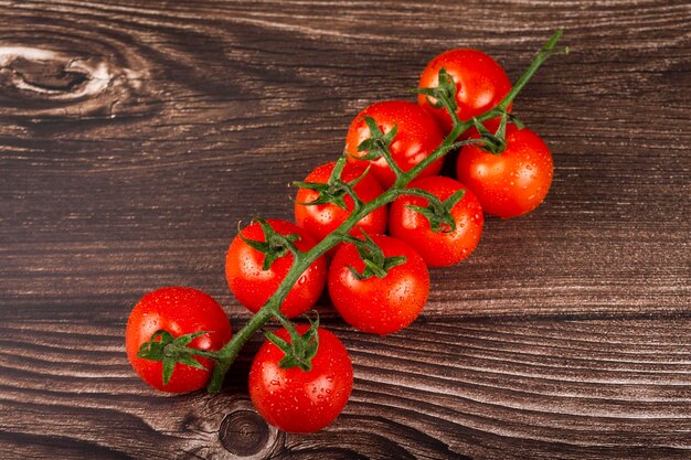 Reife Tomaten auf dem Holztisch