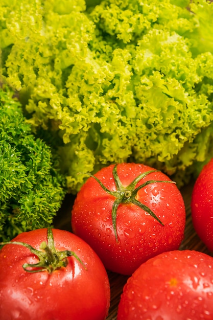 Reife Tomaten auf einem rustikalen Holztisch