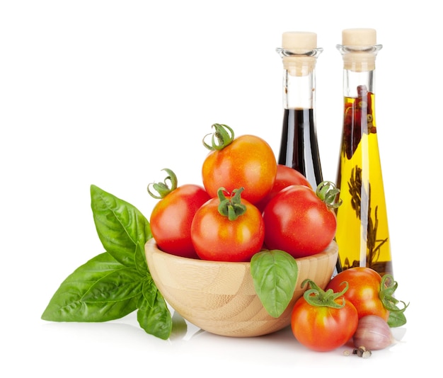 Reife Tomaten Basilikum Olivenöl Essig