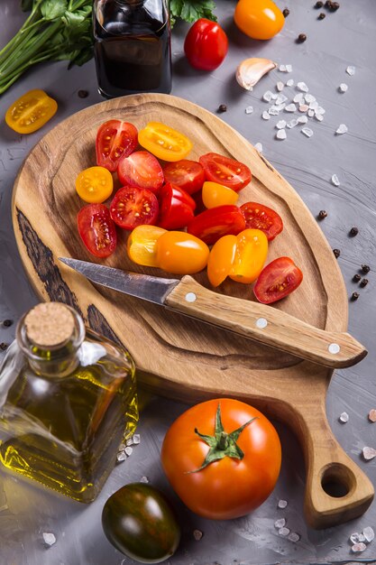 Reife Tomaten für das Kochen des Gemüsetellers auf einem Grau