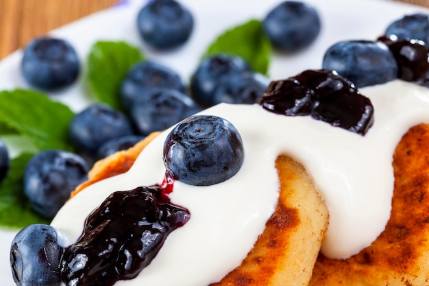 Reife und gesunde Heidelbeeren mit Sauce und geerntet