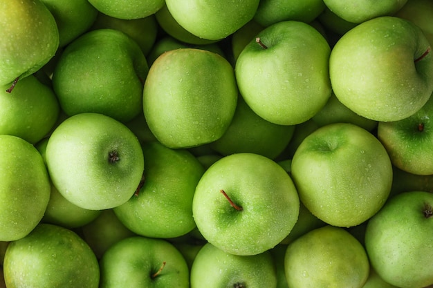 Reife und saftige grüne Äpfel mit Tautropfen. Saftige Frucht im Vollbildmodus