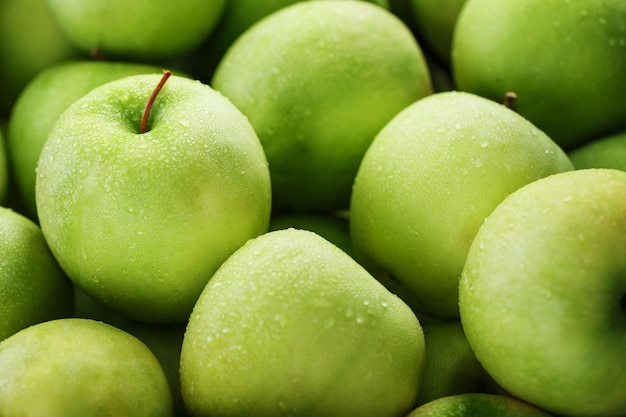 Reife und saftige grüne Äpfel mit Tautropfen. Saftige Frucht im Vollbildmodus
