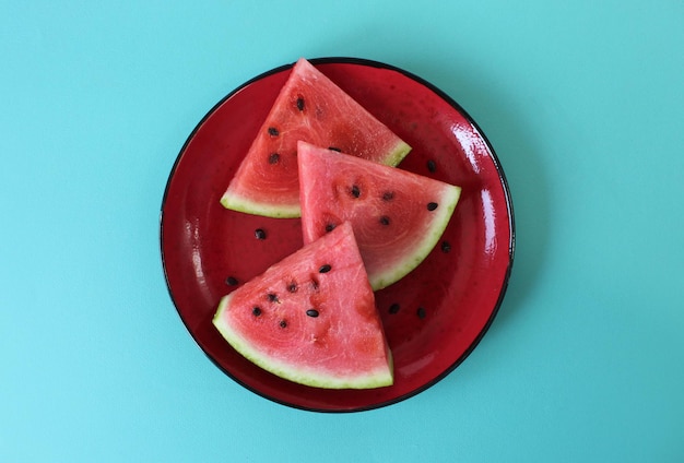 Reife und süße Wassermelonenstücke auf blauem Hintergrund Draufsicht Kopierbereich Sommerangereichertes oder vitaminisiertes veganes Essen