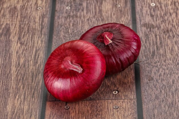 Reife violette Zwiebel zum Kochen