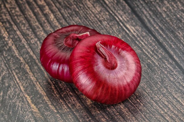 Reife violette Zwiebeln zum Kochen