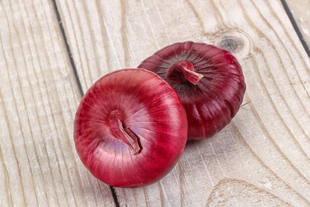 Reife violette Zwiebeln zum Kochen