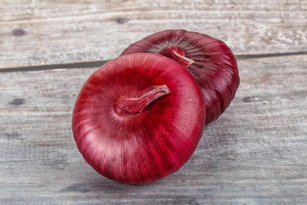 Reife violette Zwiebeln zum Kochen