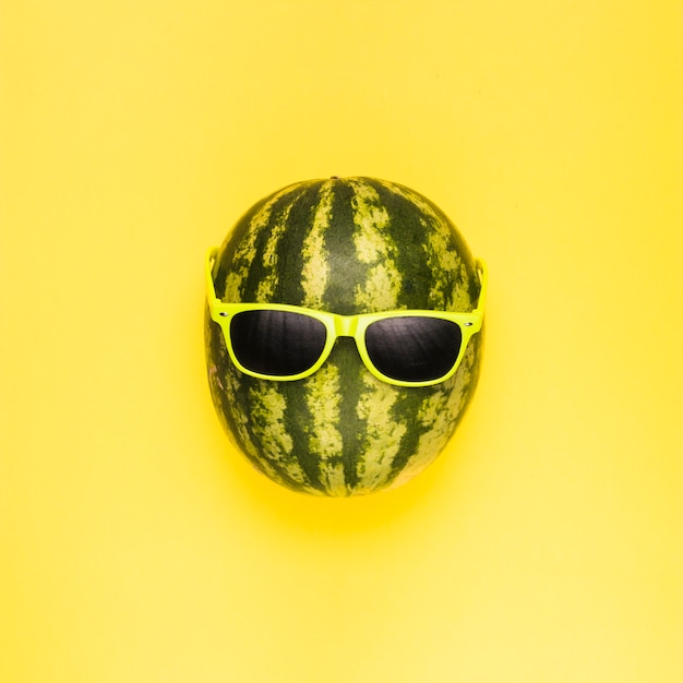 Foto reife wassermelone mit dunkler sonnenbrille