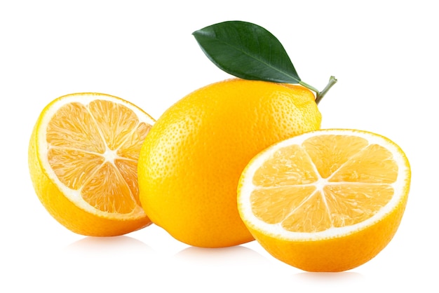Reife Zitrone mit Blatt und Scheiben auf weißem Hintergrund