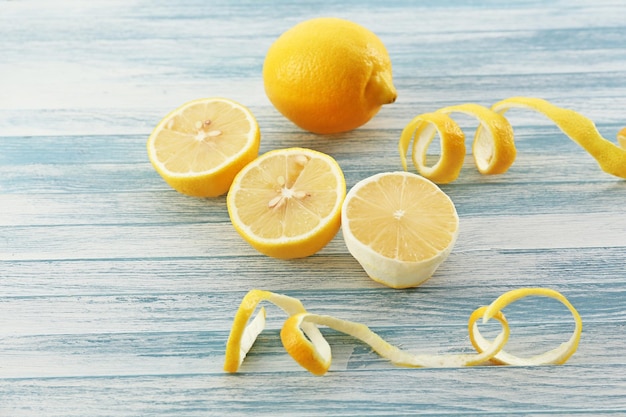 Reife Zitronen auf Holztisch hautnah