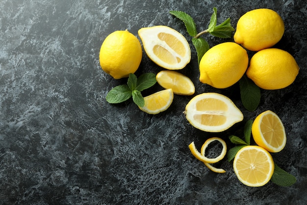 Reife Zitronen auf schwarzem Rauch