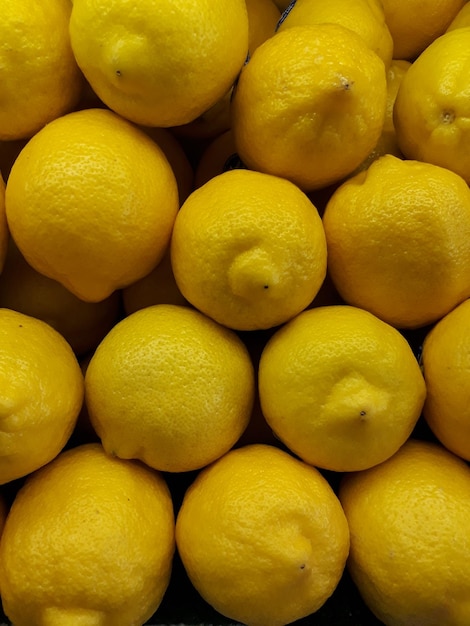 Reife Zitronen Citrus limon verkaufen auf dem Markt