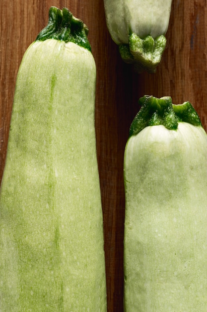 Reife Zucchini auf einem hölzernen Hintergrund