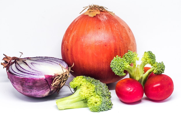 Foto reife zwiebel isoliert auf weißem hintergrund spice herbs food