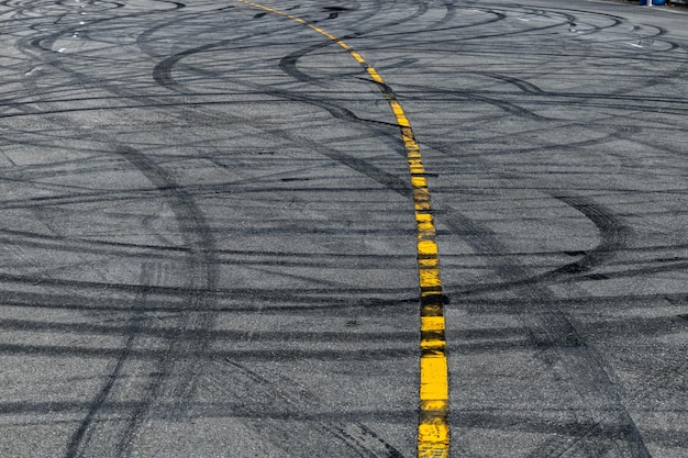 Reifen Spur Marke auf Asphalt Asphalt Rennstrecke Textur und Hintergrund Abstrakter Hintergrund schwarze Reifenspuren rutschen auf Asphaltstraße in Rennstrecke Reifen Marke Skid Mark auf Asphaltstraße