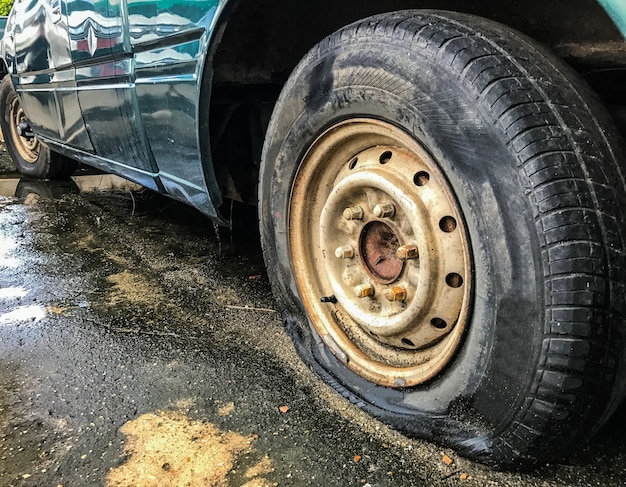 Reifenpanne eines alten Autos auf der Straße