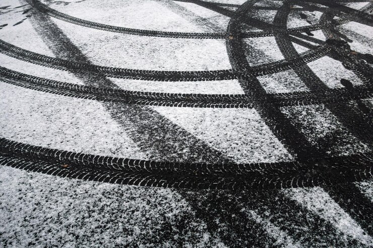 Foto reifenspuren auf schneebedecktem asphalt