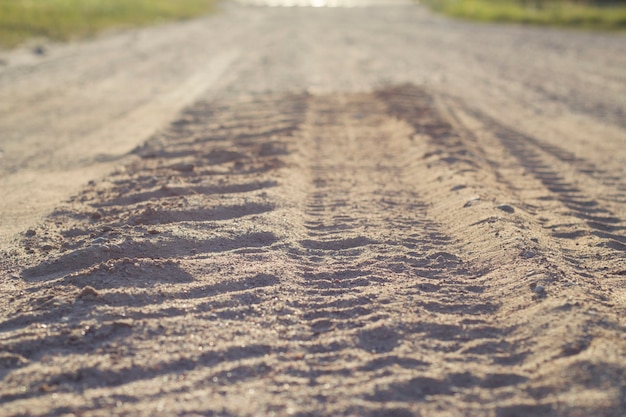 Reifenspuren im Sand der Landstraße