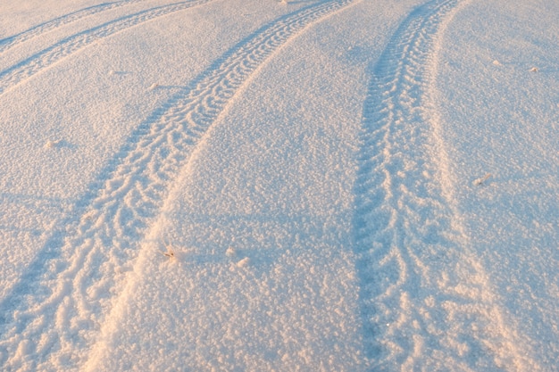 Reifenspuren im Schnee, Winterszene