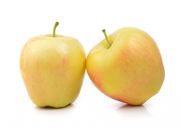 Reifer Apfel auf weißem Raum