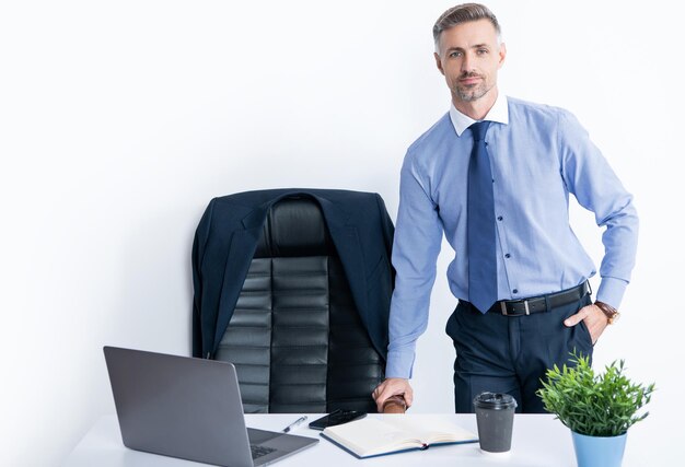 Reifer Chef, der im Büro mit Laptop arbeitet