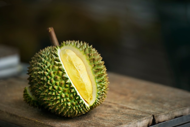 Reifer Durian auf Tabelle im Garten