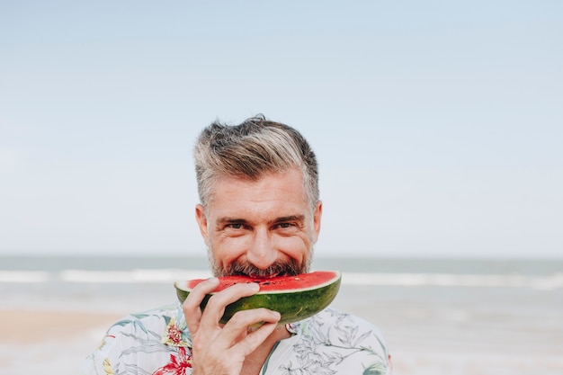 Reifer Fleisch fressender Wassermelone am Strand