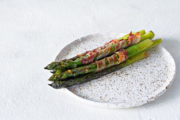 Reifer gebackener Spargel mit Speck, Beilage zum Frühstück, Mittagessen, Grillen.