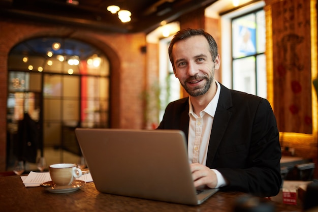 Reifer Geschäftsmann, der im Restaurant arbeitet