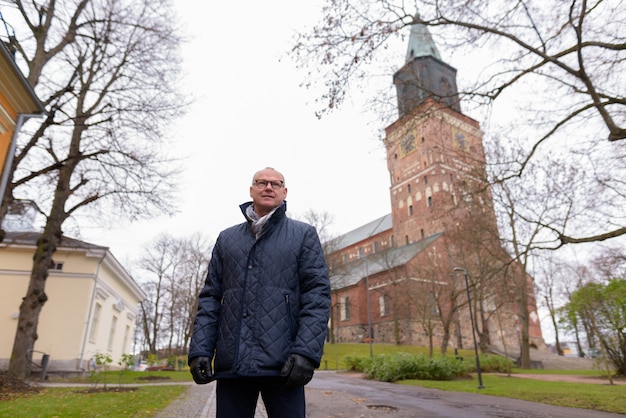 Reifer gutaussehender Mann, der das Leben um die Stadt Turku, Finnland genießt