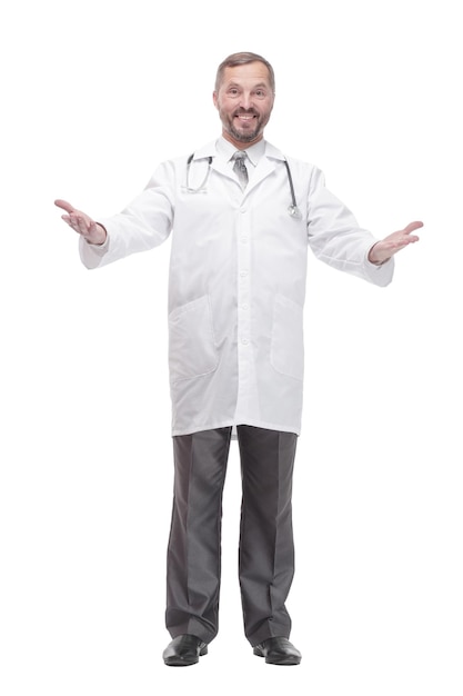 Reifer männlicher Arzt. getrennt auf einem weißen Hintergrund.