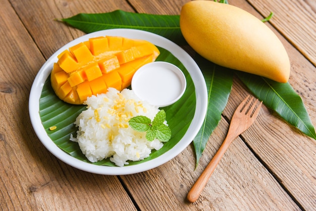 Reifer Mangoreis gekocht mit Kokosmilch, asiatisches thailändisches Dessert tropische süße Mangofruchtnahrung fruit