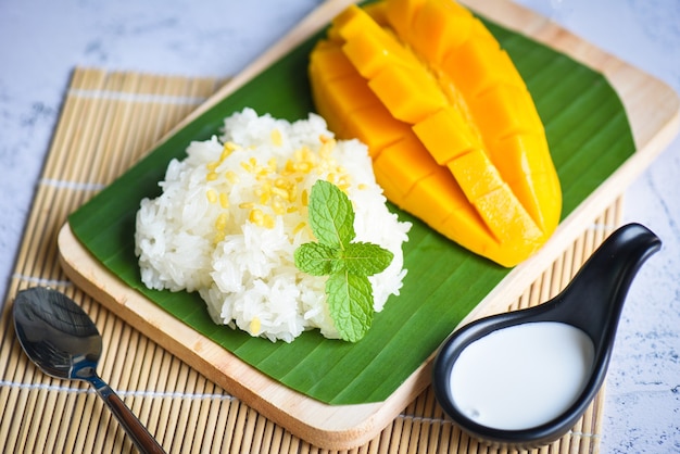 Reifer Mangoreis gekocht mit Kokosmilch, asiatisches thailändisches Dessert tropische süße Mangofruchtnahrung fruit