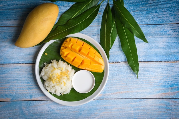 Reifer Mangoreis gekocht mit Kokosmilch, asiatisches thailändisches Dessert tropische süße Mangofruchtnahrung fruit