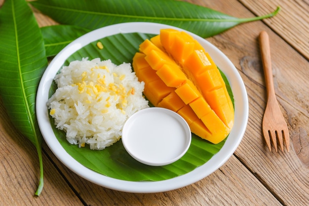 Reifer Mangoreis gekocht mit Kokosmilch, asiatisches thailändisches Dessert tropische süße Mangofruchtnahrung fruit