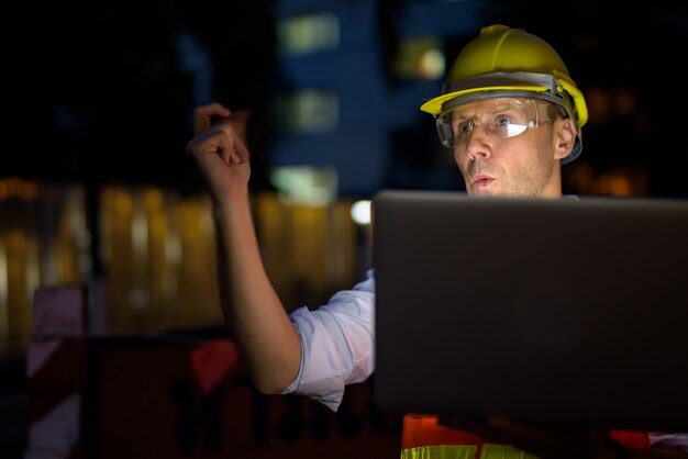 Reifer Mann Bauarbeiter auf der Baustelle