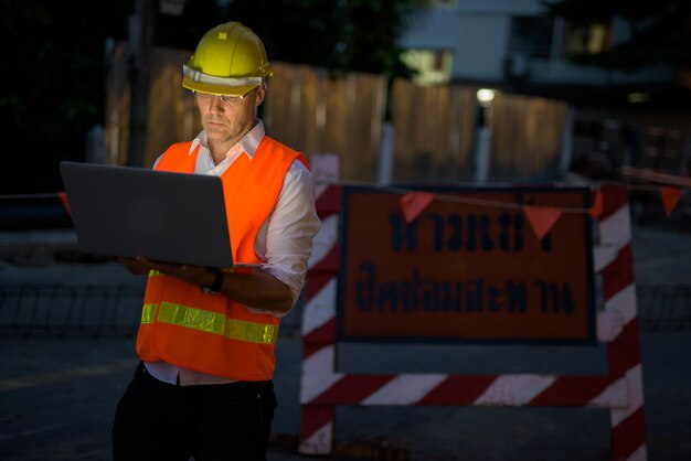 Reifer Mann Bauarbeiter auf der Baustelle