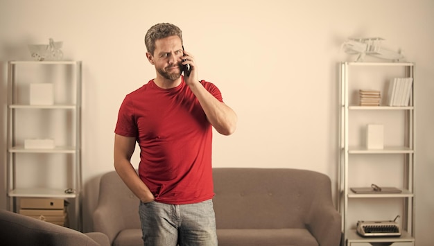 Reifer Mann, der am Telefon in der Büroinnenkommunikation spricht