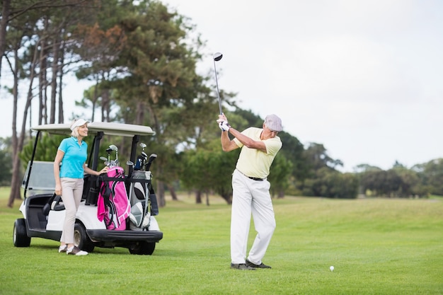 Reifer Mann, der Golf spielt