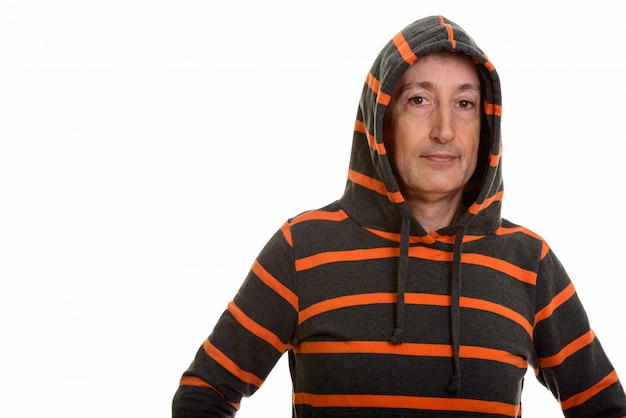 reifer Mann, der Hoodie trägt