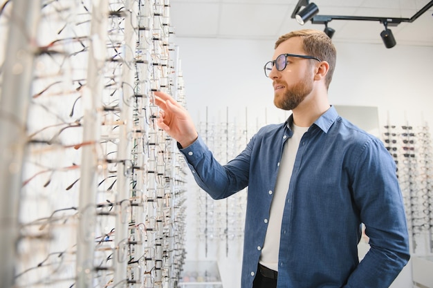 Reifer Mann, der im Laden eine neue Brille anprobiert