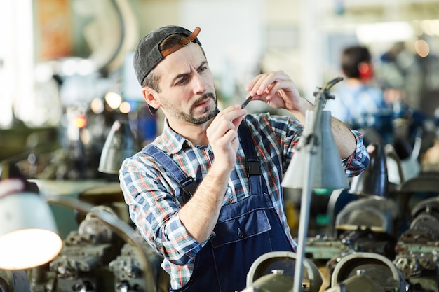 Reifer Mann, der im Werk arbeitet