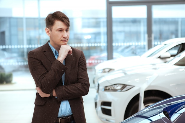 Reifer Mann, der neues Auto kauft